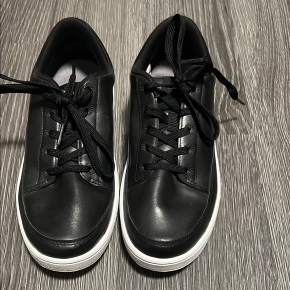 Allbirds Black and White Sneakers Sleek Design - Picture 2 of 7